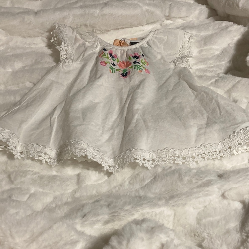 Shirt with embroidered flowers